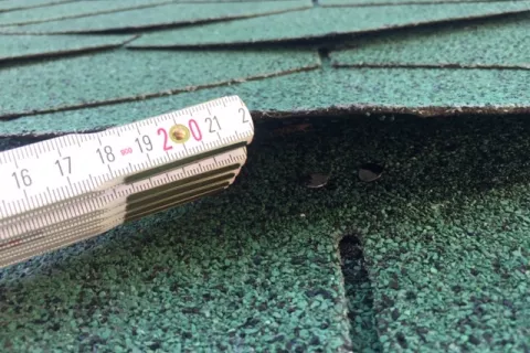 Vertical wall application without extra bitumen glue